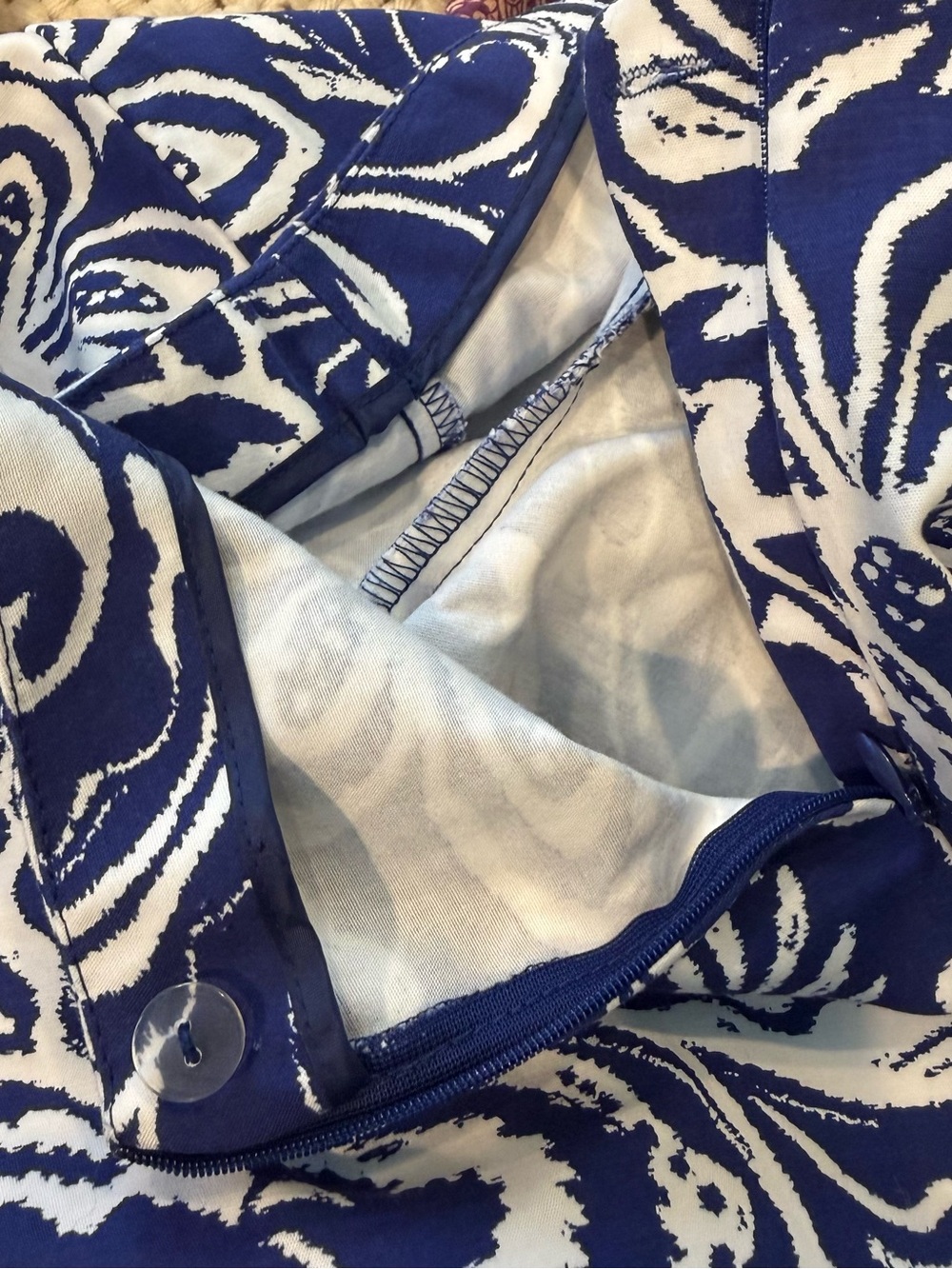 Chico's Navy and White Floral Crop Pants Size 2.5 - Picture 5 of 8